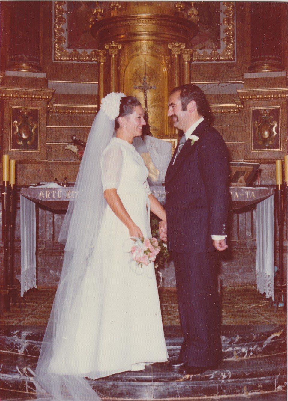 Begoña Zenigaonaindia eta Markoren ezkontzako eguna, Jaunaren Igokundearen elizan. Ajangiz, 1970eko irailaren 7a