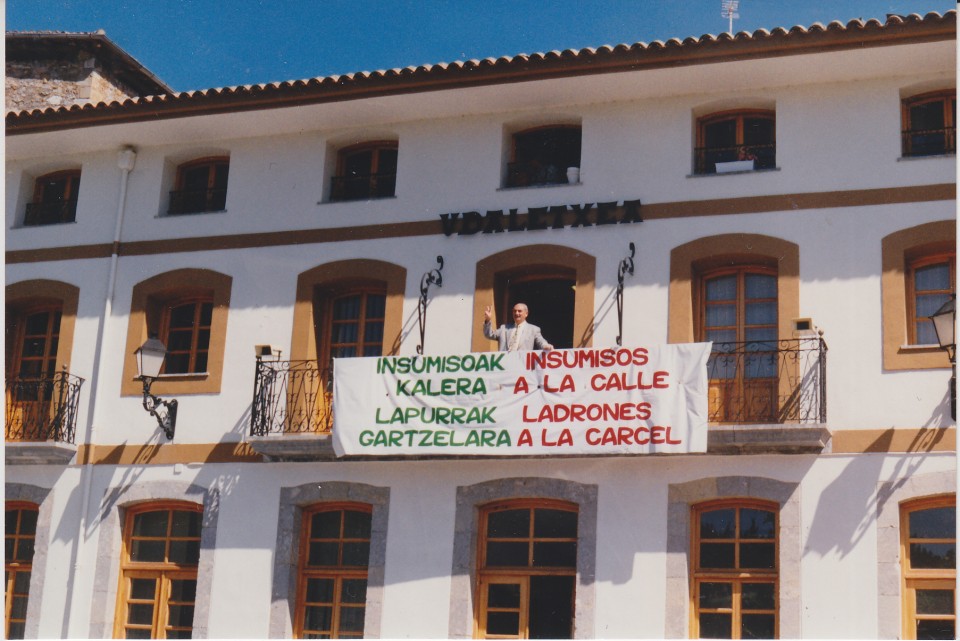 Marko udaletxean, intsumisioaren alde. Kortezubi, 1990eko hamarkada