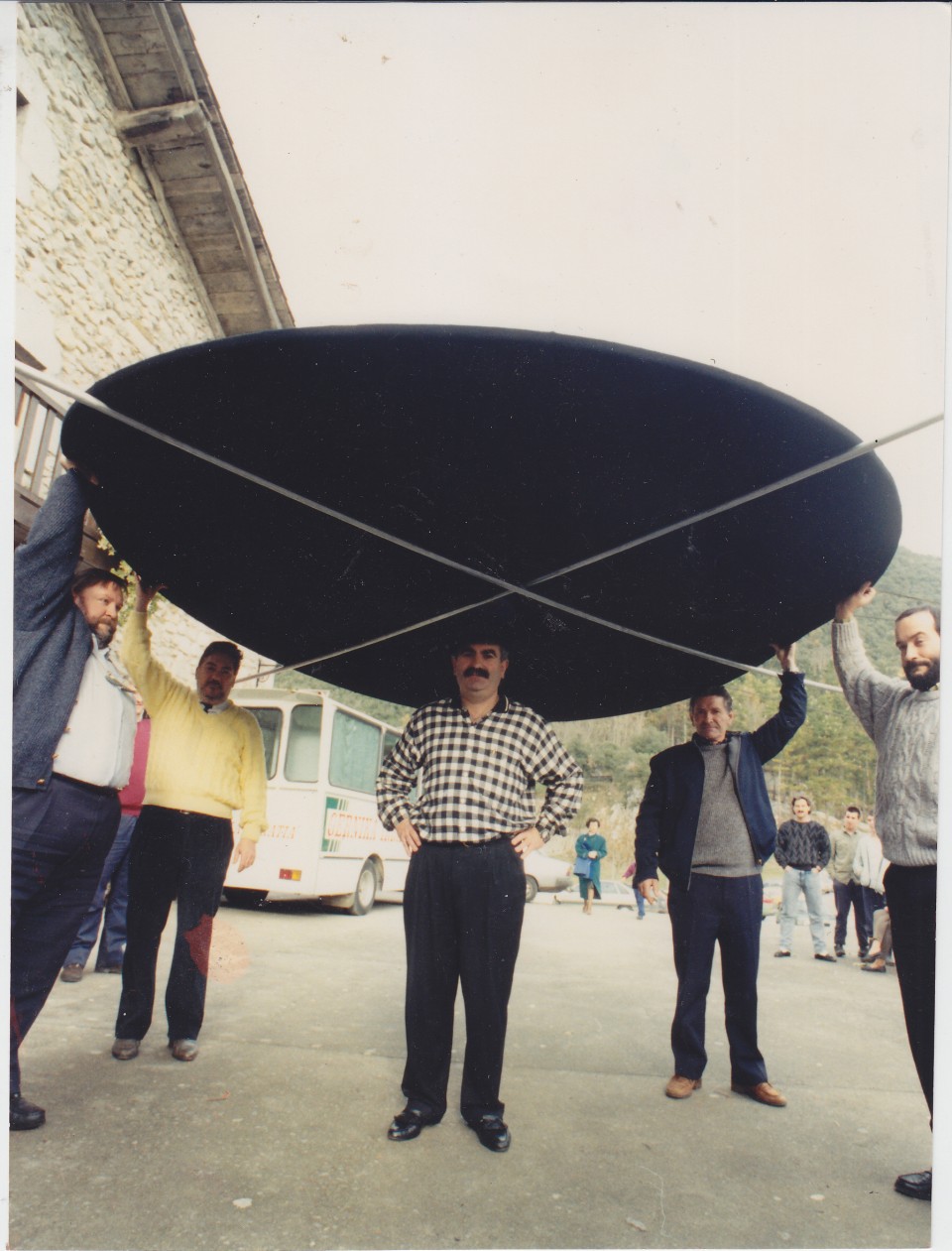 Munduko txapel handiena erakusten, 3 metroko diametrokoa. Kortezubi, 1988