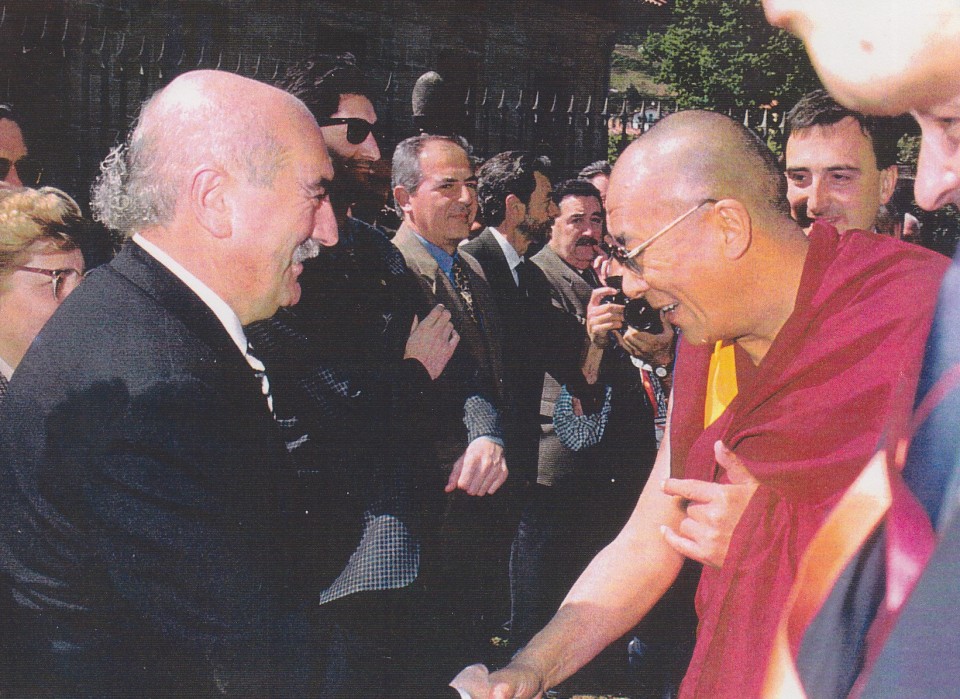  Dalai Lamarekin, ordezkari tibetarrak Euskal Herrira egindako bisitan. 1997