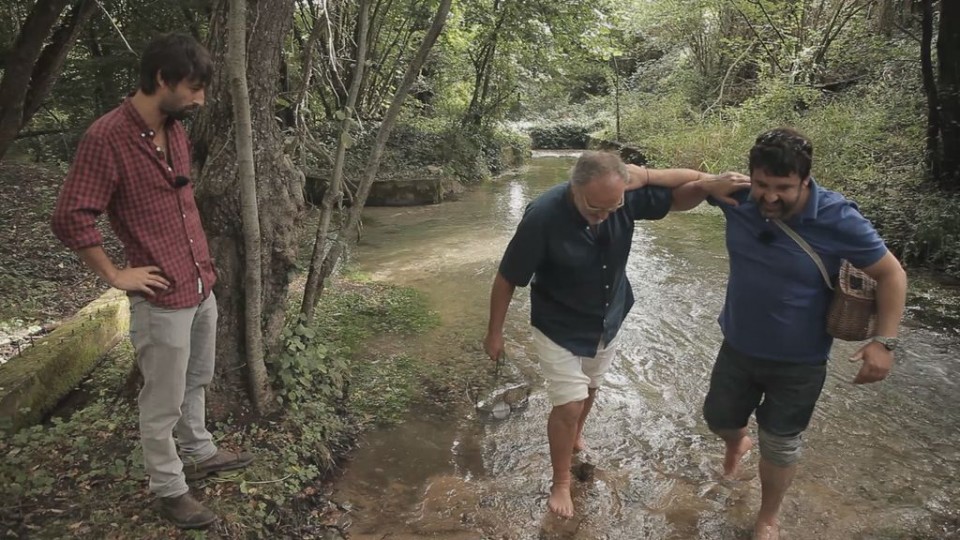 Ramón y Ander andan por el río bajo la atenta mirada del actor Mikel Losada.