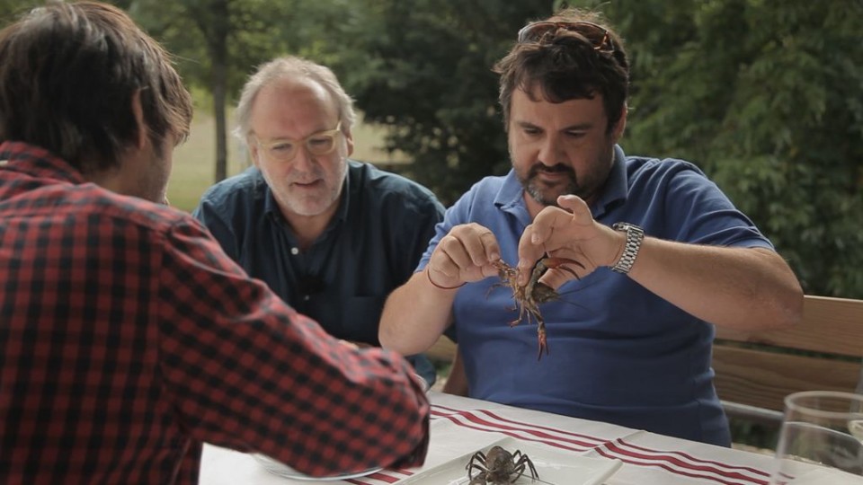 Ander, Ramón y Mikel, capando cangrejos.