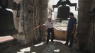 Ander, en el campanario de San Vicente de Arana.