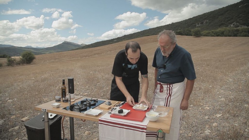 Ramón mira cómo cocinan trufas, en Santa Cruz de Campezo.