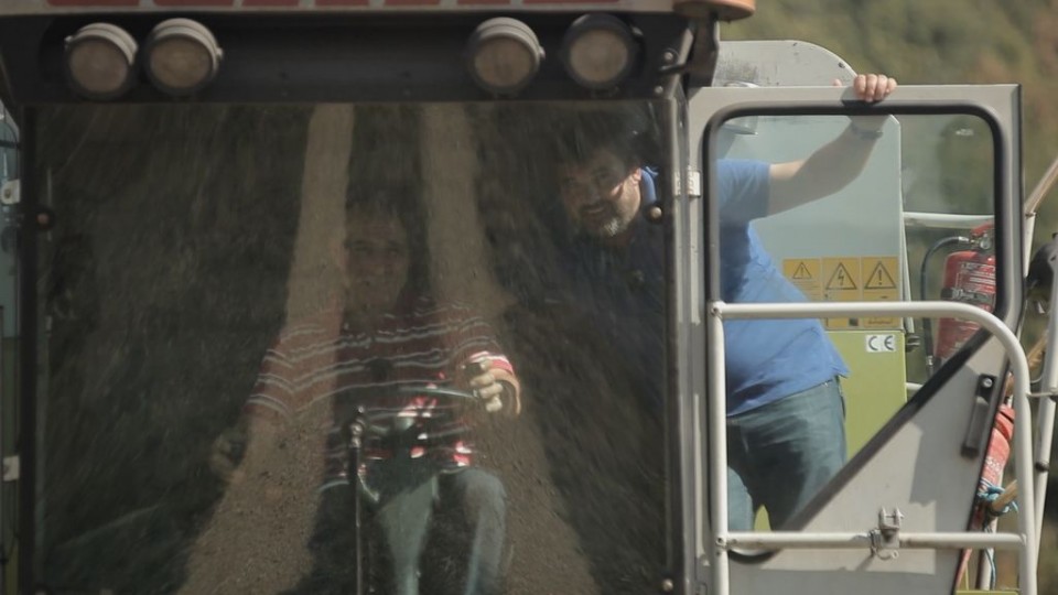 Ander, en un tractor, en San Vicente de Arana.