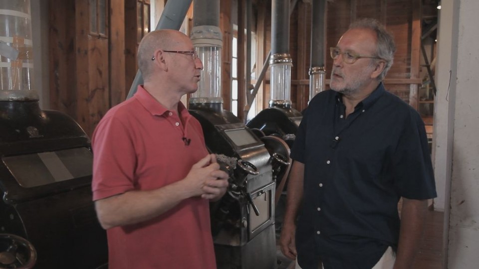 Ramón visita un fábrica de harina en Santa Cruz de Campezo.