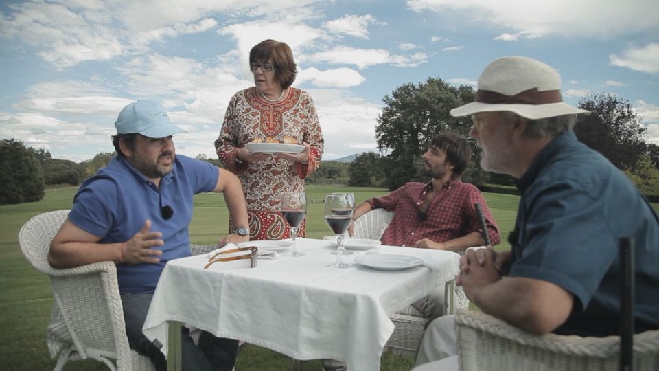 Ander, Mikel y Ramón, se preparan para comer tras jugar al golf.