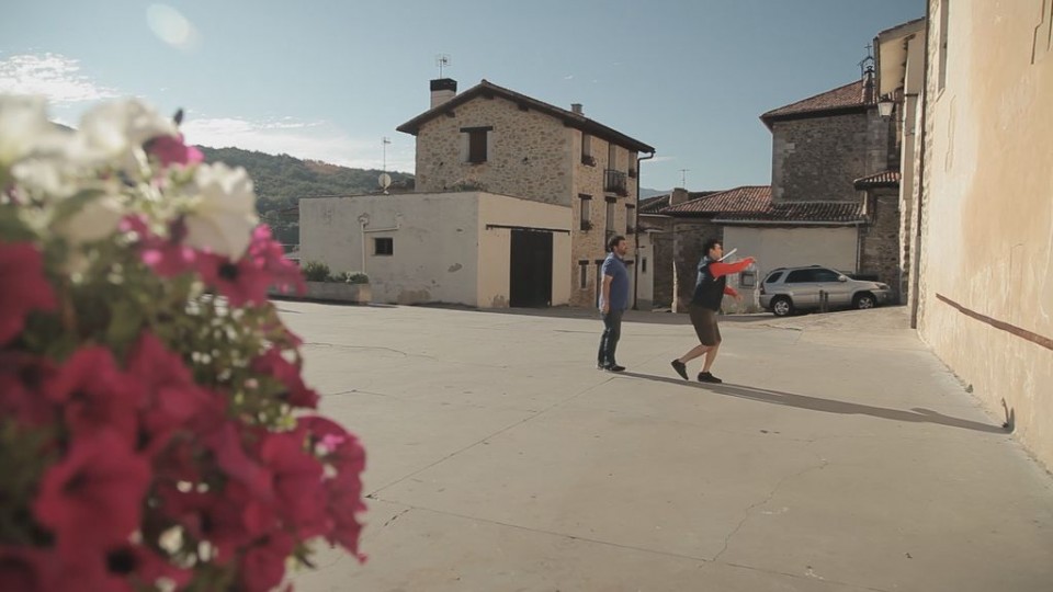 Ander e Iñaki Ortiz de Villalba juegan a pelota en Antoñana.