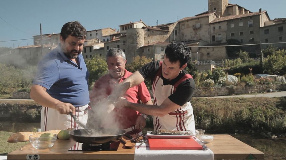 Iñaki Ortiz de Villalba, cantante de Betagarri, ayuda a cocinar la trucha.