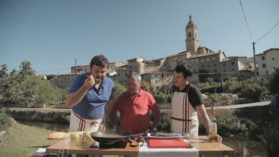 Ander prueba la salsa de la trucha.