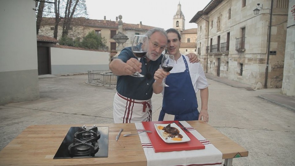 Ramón brinda tras cocinar la liebre en Maeztu.