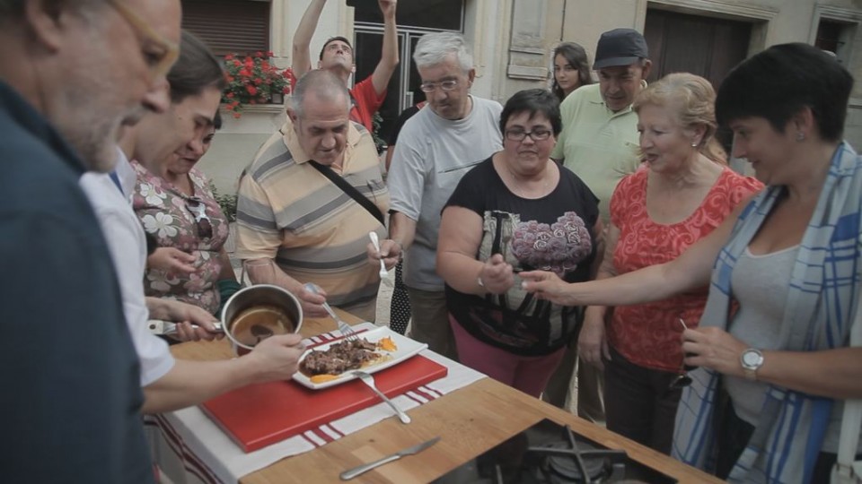 Los vecinos de Maeztu prueban la liebre.