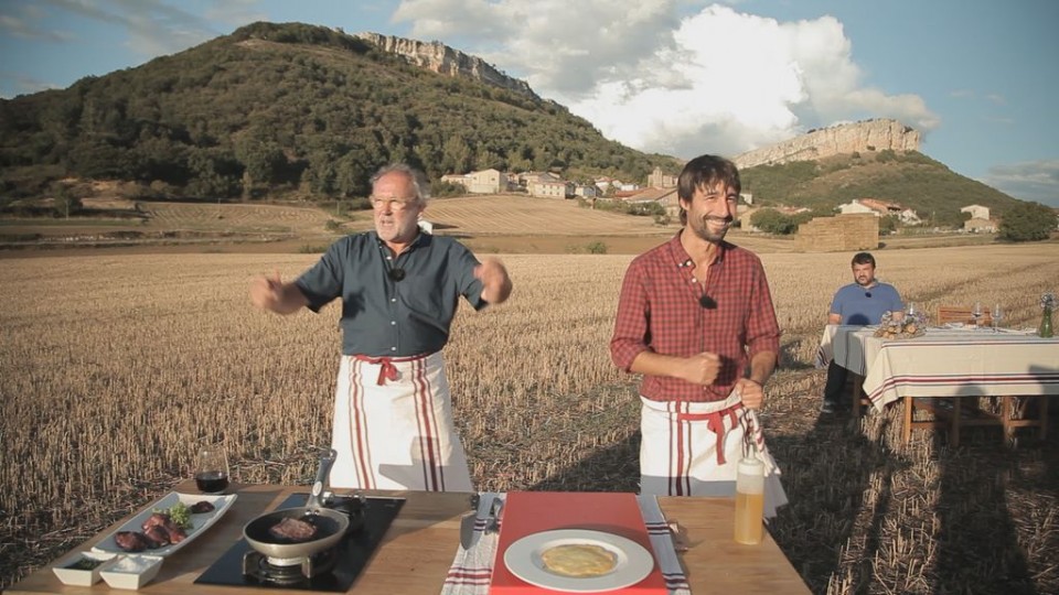Ramón se pone a bailar mientras cocina.