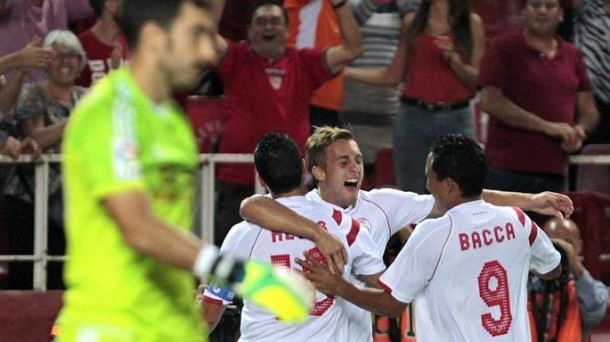 Jugadores del Sevilla celebran el único gol del partido. Efe.