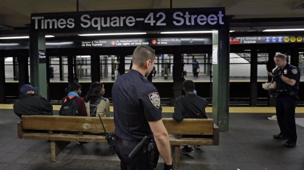 La Policía realiza controles en la estación de metro de Times Square en Nueva York. Foto: EFE