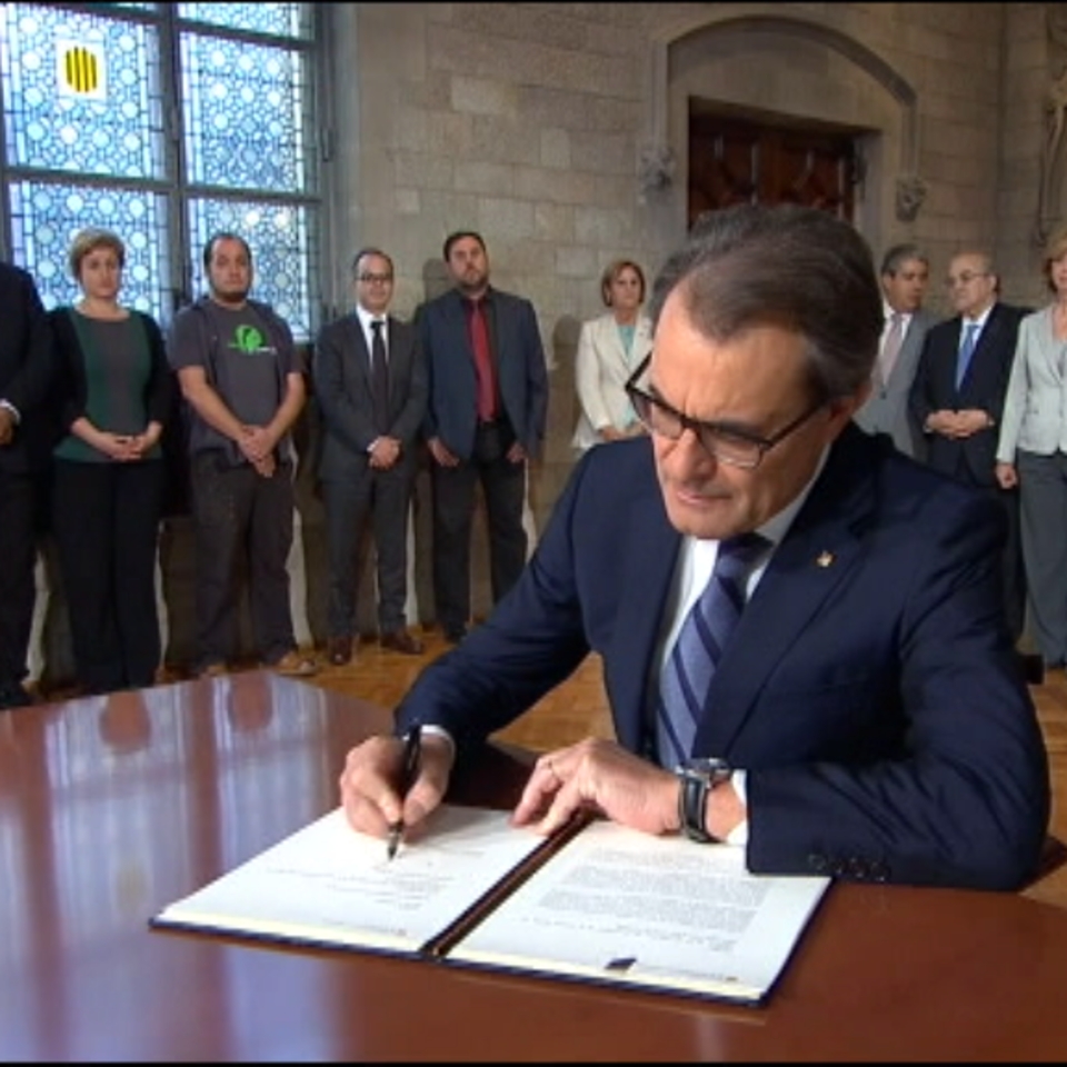 Artur Mas, durante la firma. EFE