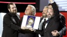 El realizador Carlos Vermut recibe la Concha de Oro por su película \