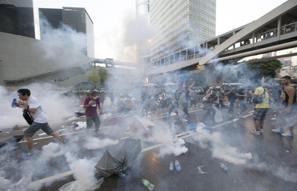 Hong Kongeko Poliziak negarra eragiteko gasa bota du manifestarien kontra. EFE