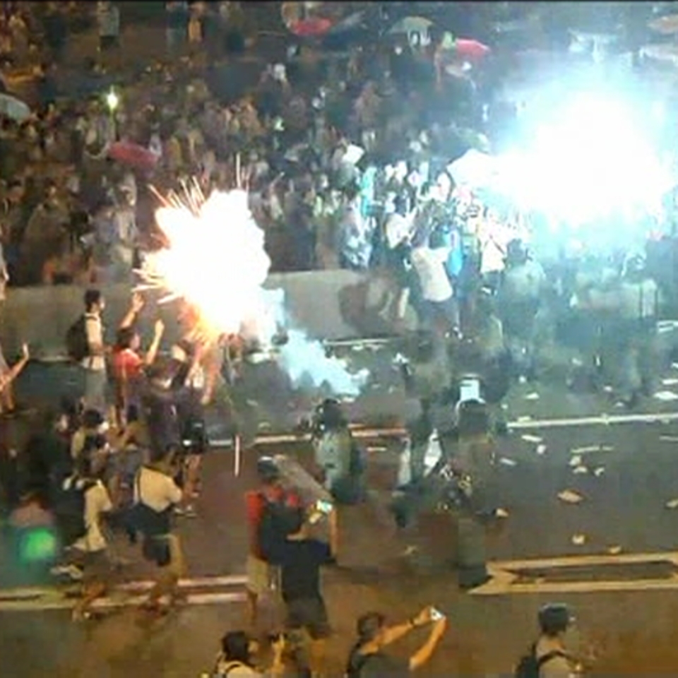 La Policía ha lanzado gases lacrimógenos contra los manifestantes. Foto: EFE