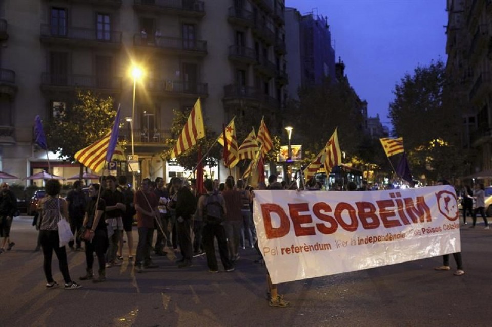 Protestak Katalunian Auzitegi Konstituzionalaren erabakiaren berri izan eta gero. Argazkia: EFE