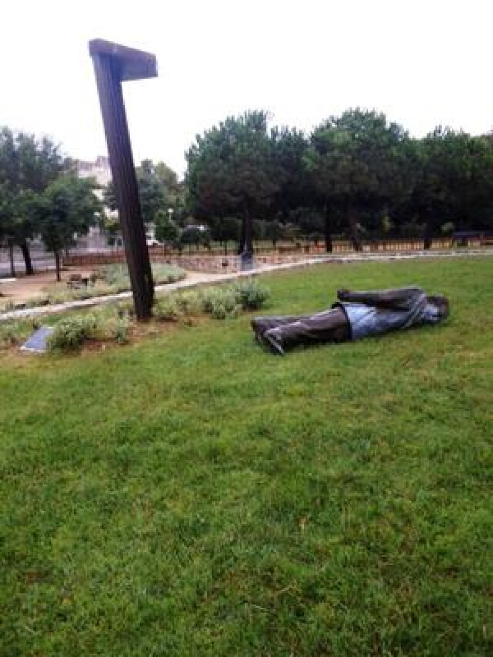Derriban la estatua de Jordi Pujol, tras sufrir un acto vandálico