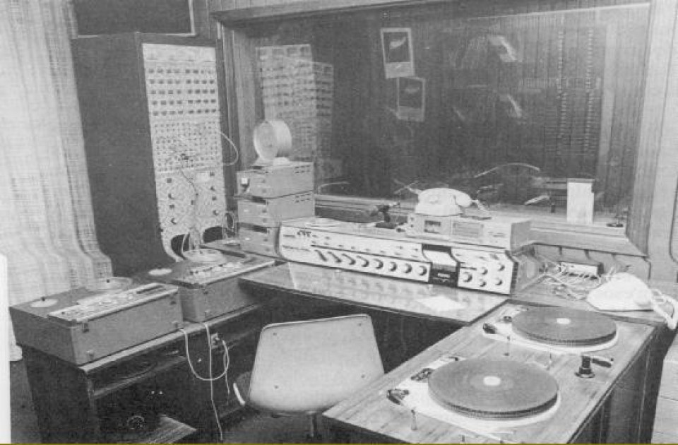 Los magnetófonos de cinta abierta permiten grabar numerosos programas así como entrevistas en la calle y reportajes. Los discos de vinilo giran a 33 rpm o 45 rpm. El teléfono adquiere protagonismo