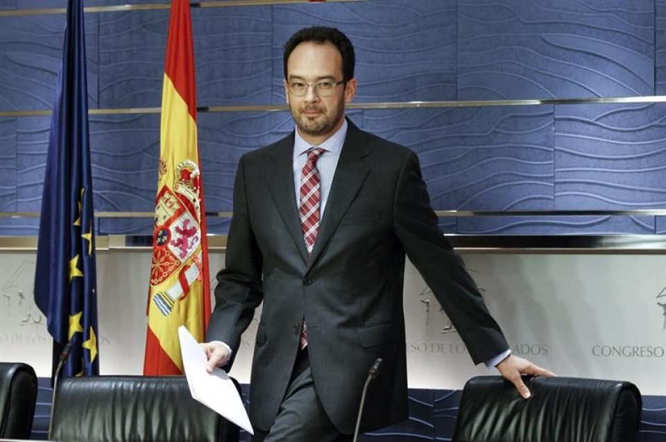 Antonio Hernando PSOEko bozeramaileak Pujolen aurkako salaketa azaldu du. Argazkia: EFE