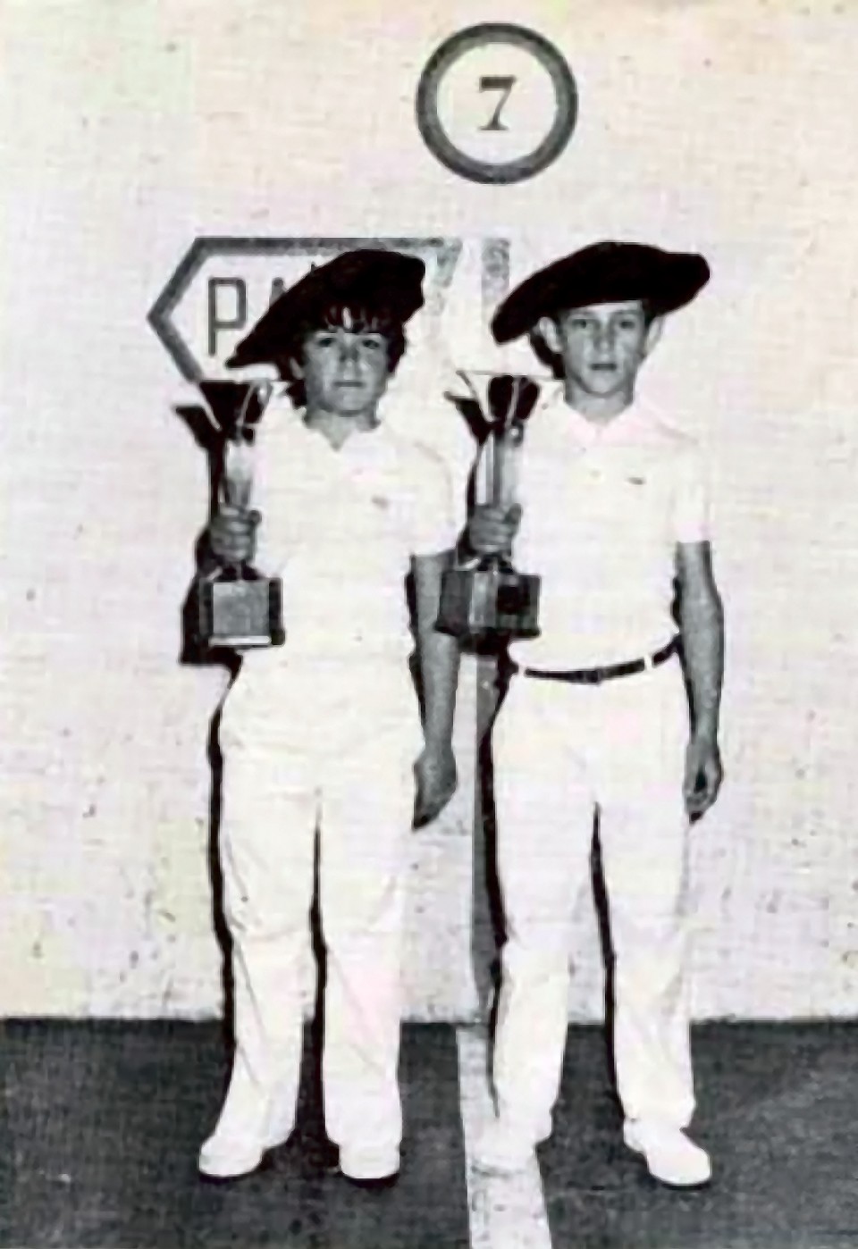 Jose Mari pilotalekuan, Jose Ramon Sarasuarekin, Gipuzkoako Txapelketa irabazi berri (Añorga, 1973)