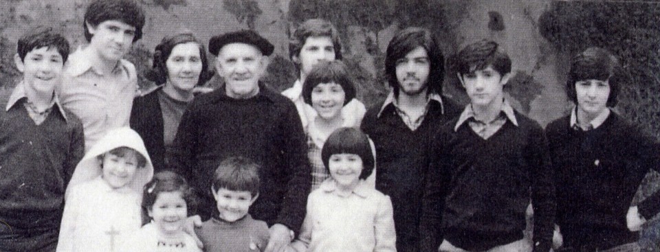 Jose Mari, bere anai-arrebekin, eta Inaxio aitonarekin (Añorga, 1978)