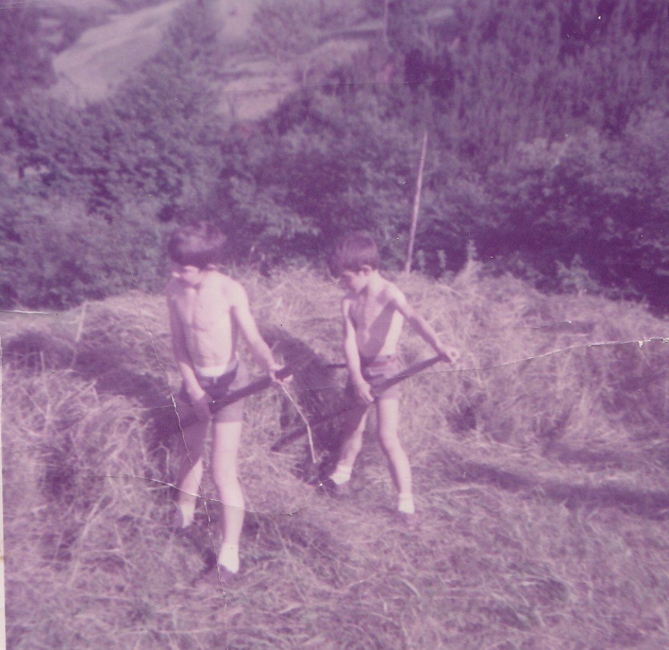 Jose Mari, Patxi anaiarekin, belarra biltzen (Goizueta, 1970)