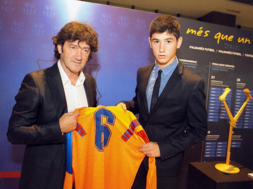 Jose Mari, Jon semearekin, Kaiserlauterneko kamiseta eskuan dutela (Bartzelona, 2012)