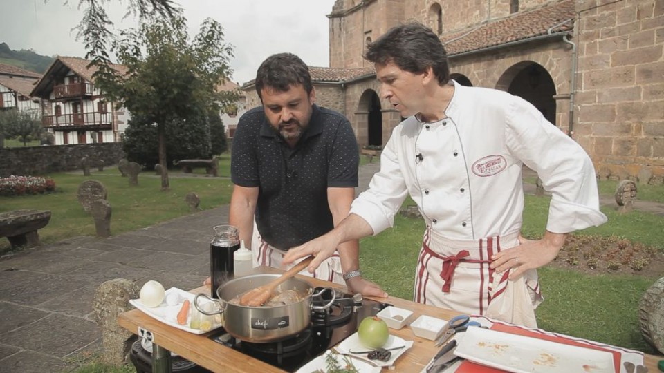 Usoa nola sukaldatzen den begiratzen du Anderrek, Etxalarren. Argazkia: EiTB