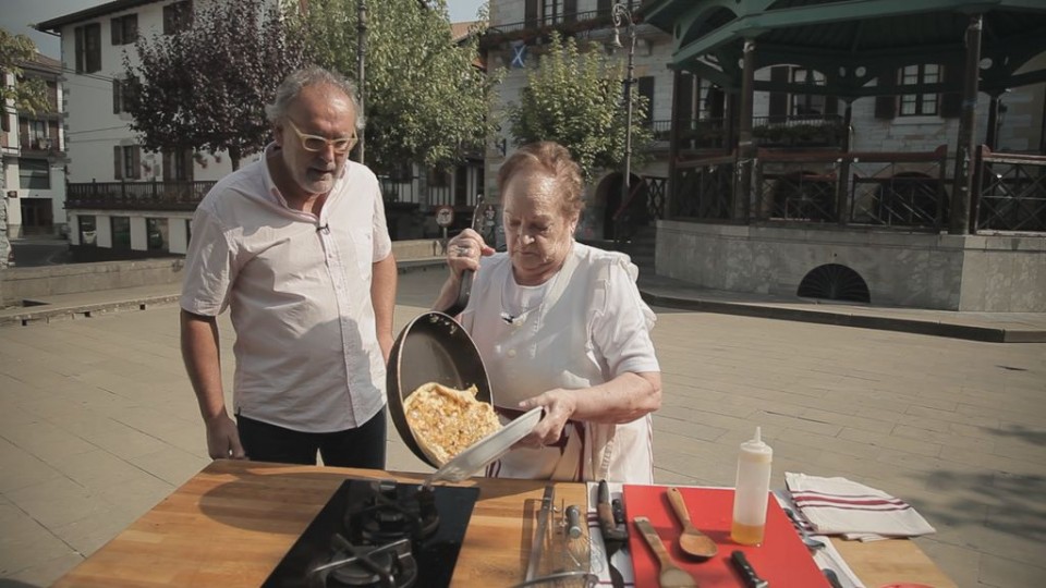 Tortila sukaldatzen, Lesakan. Argazkia: EiTB