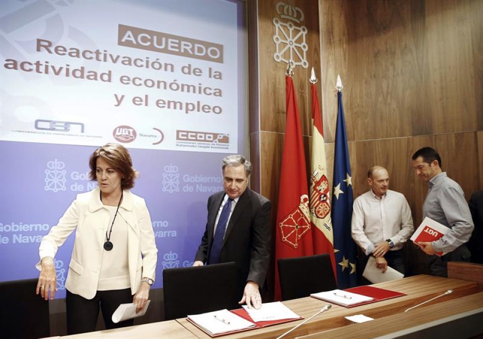 Firma del acuerdo por la reactivación económica. Foto: EFE