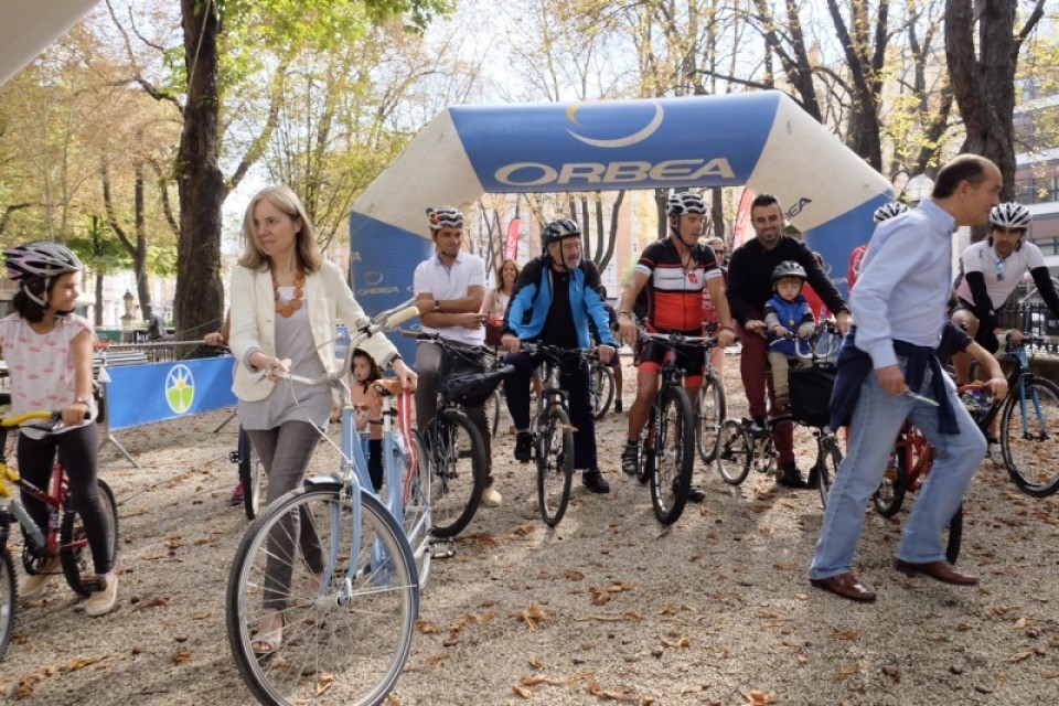 80.urteurrena ospatzeko ekimenak Radio Vitorian