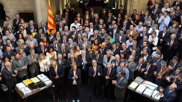 Artur Mas, junto a los alcaldes de Cataluña. EFE