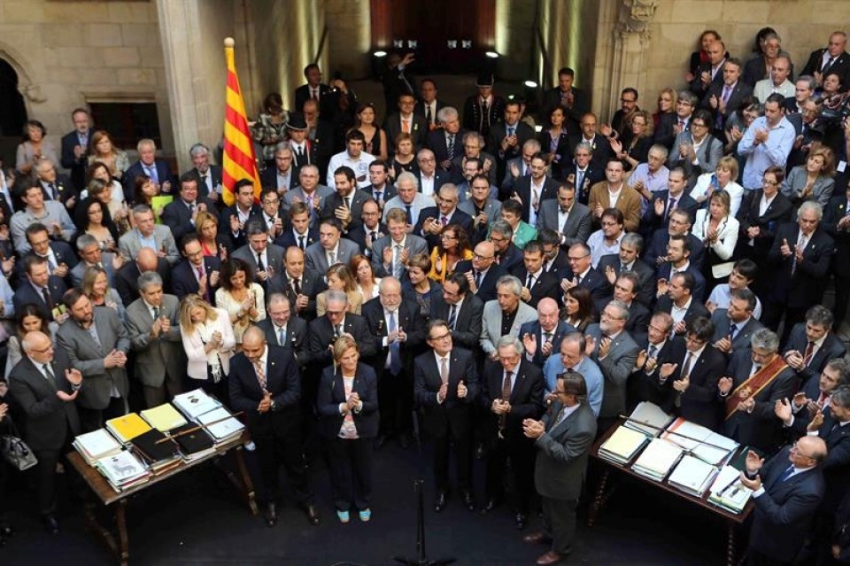 Artur Mas, junto a los alcaldes de Cataluña. EFE