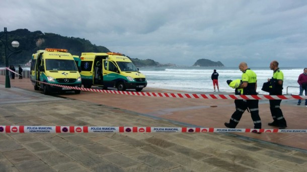 Bi surflari hil dira Zarautzen