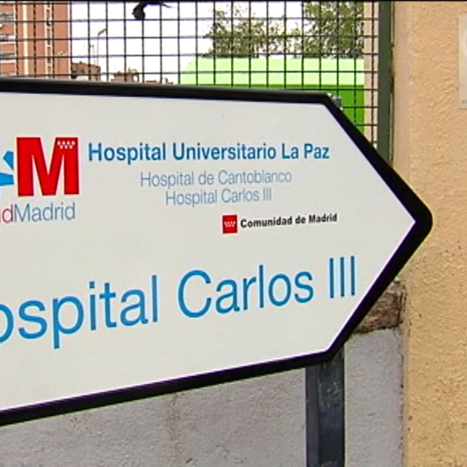 Periodistas en la entrada del hospital Carlos III. Foto: EFE