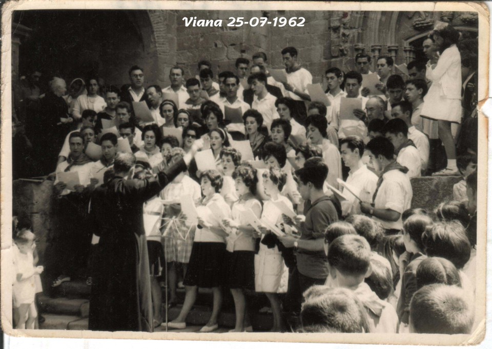 Maite Idirin, Ugaoko koruarekin abesten. Viana, 1962. 