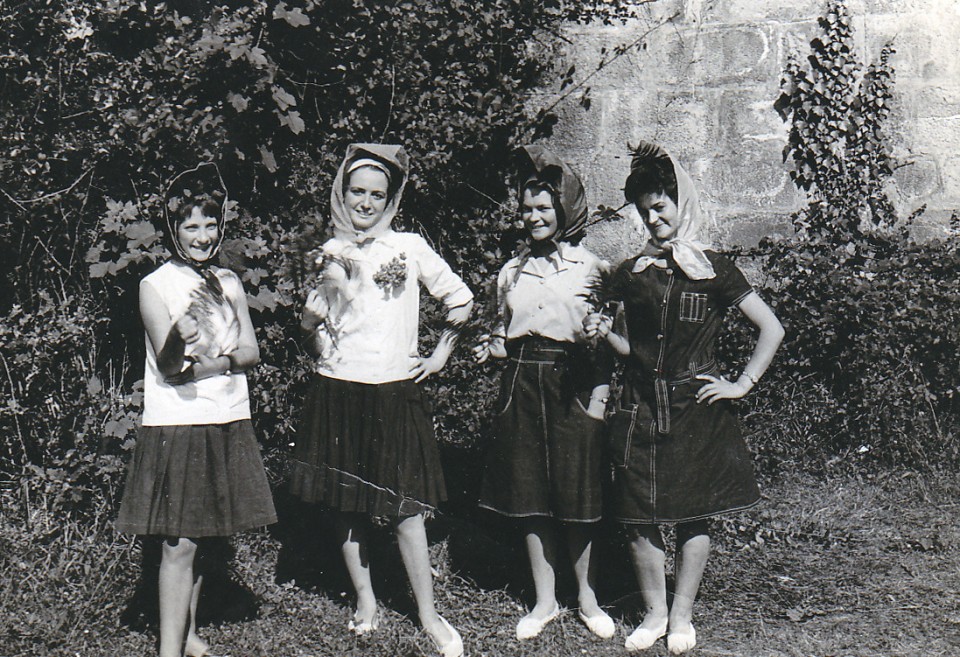 gaztelua. Gatika, 1965 (Esther lehena ezkerretik eta Maite hirugarrena).