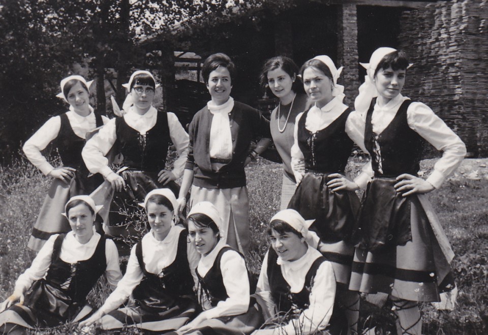 Ugaoko Etorki dantza taldea. Zeberio, 60ko hamarkada (Maite zutik eskubitik bigarrena).