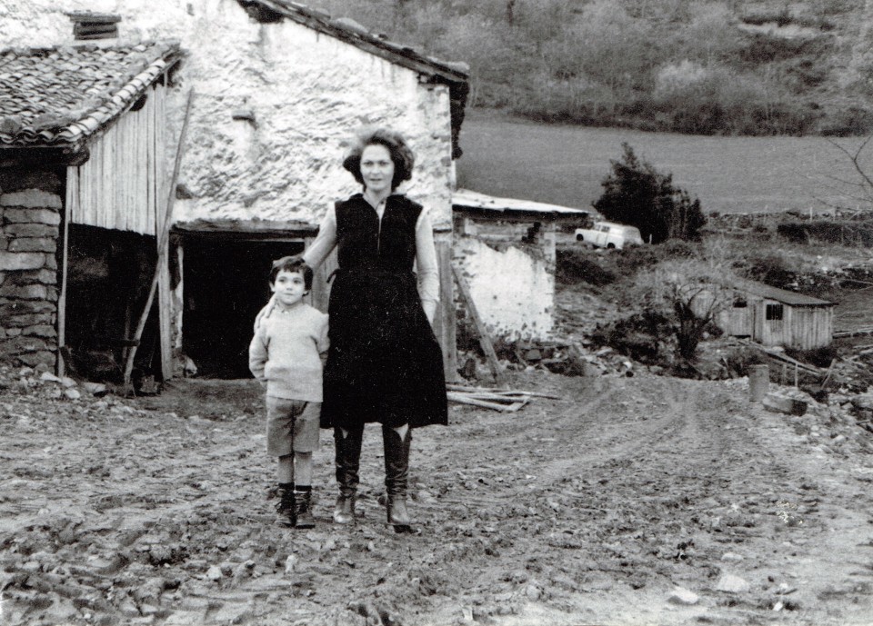 Maite eta Ur, semeak bost urte zituenean. Lasa (Nafarroa Beherea), 1977. 