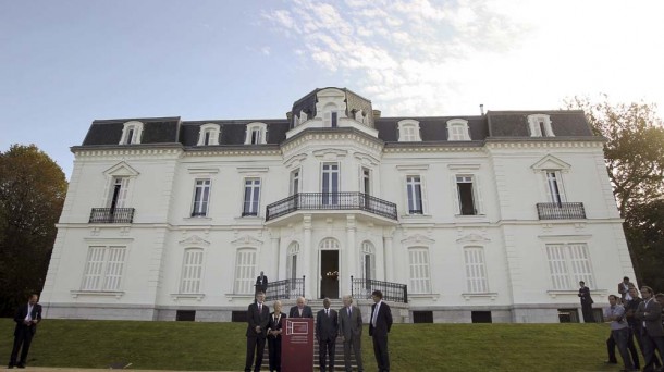 Gerry Adams y Kofi Annan, entre otros, frente al palacio. Foto: EiTB