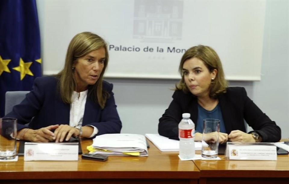 La vicepresidenta del Gobierno, Soraya Sáenz de Santamaría, y la ministra de Sanidad, Ana Mato. EFE