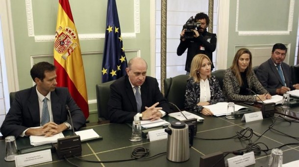 El ministro del Interior, Jorge Fernández Díaz, con los miembros de la comisión de expertos. EFE