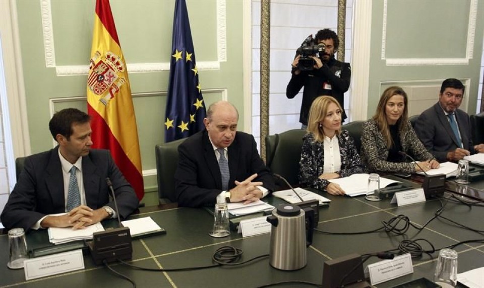 El ministro del Interior, Jorge Fernández Díaz, con los miembros de la comisión de expertos. EFE