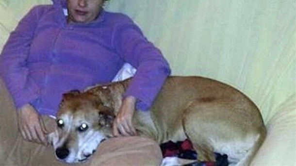 Teresa Romero, la auxiliar de enfermería infectada de ébola, posa con su perro Excalibur. EFE