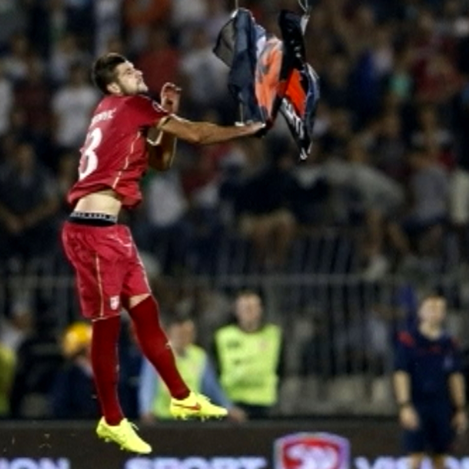Serbiaren eta Albaniaren arteko futbol partida bertan behera utzi zuten. Argazkia: EFE