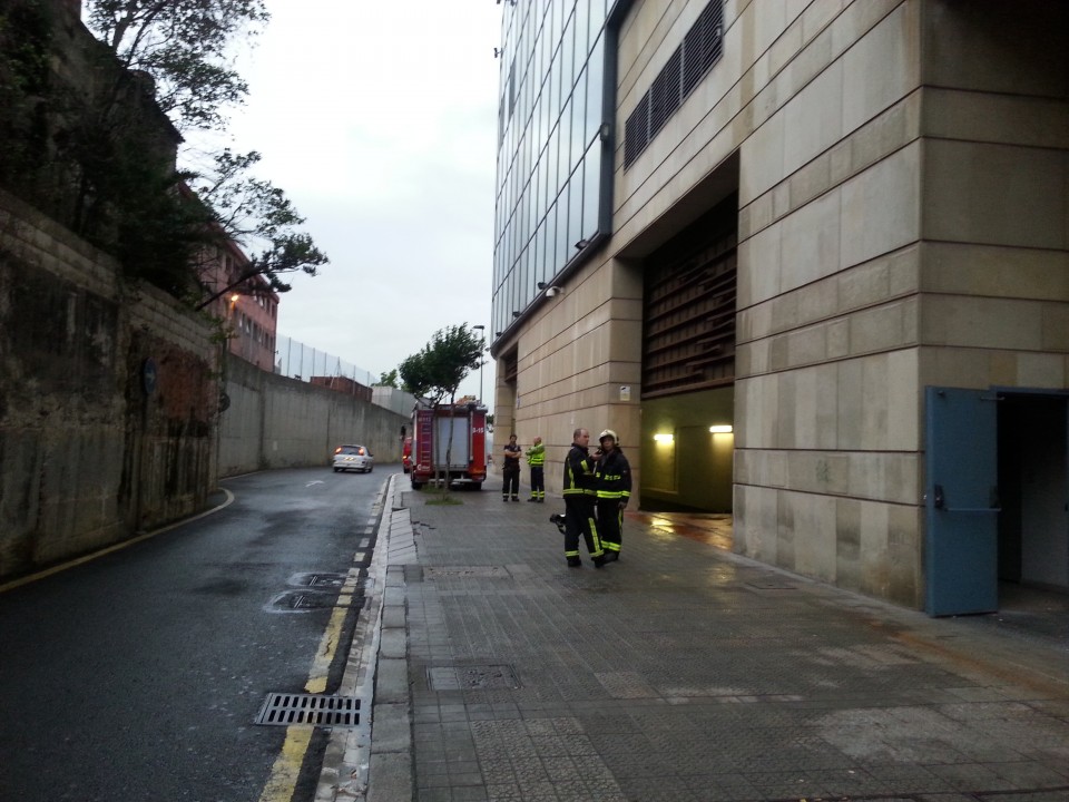 La entrada al garaje ha permanecido cortada a primer ahora de la mañana. Foto: eitb.com